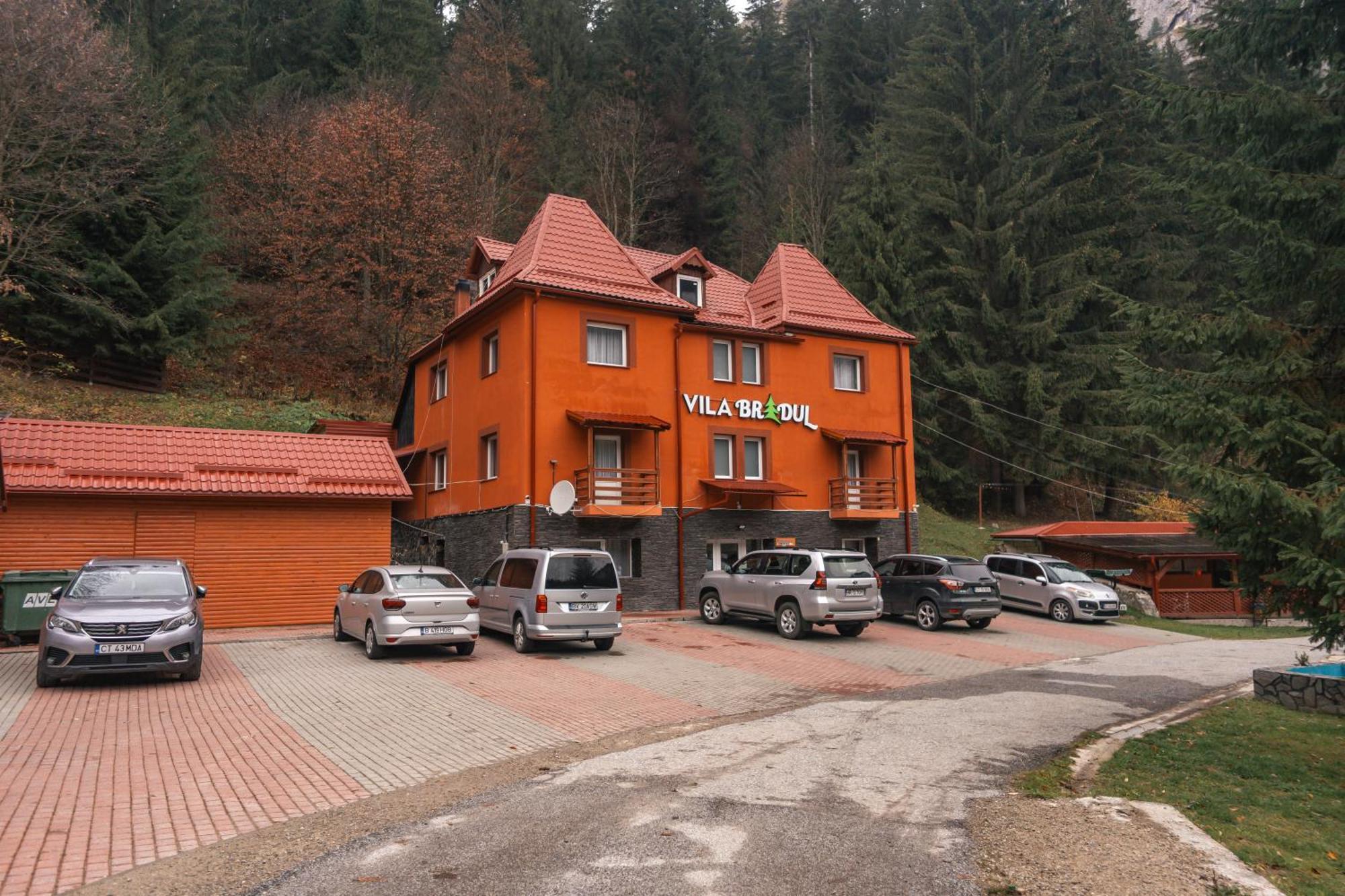 Vila Bradul Lacu Rosu Luaran gambar